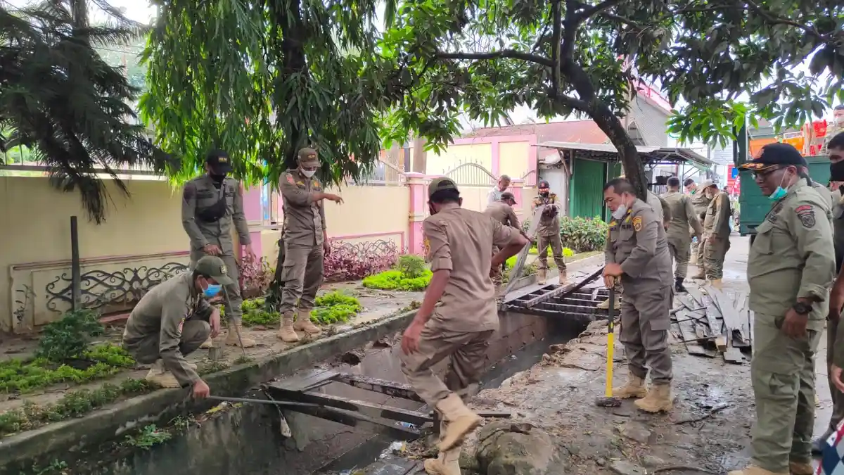 Disurati Puluhan Kali, PKL di Jalan Kemakmuran Samarinda Tetap Bandel, Satpol PP Bertindak