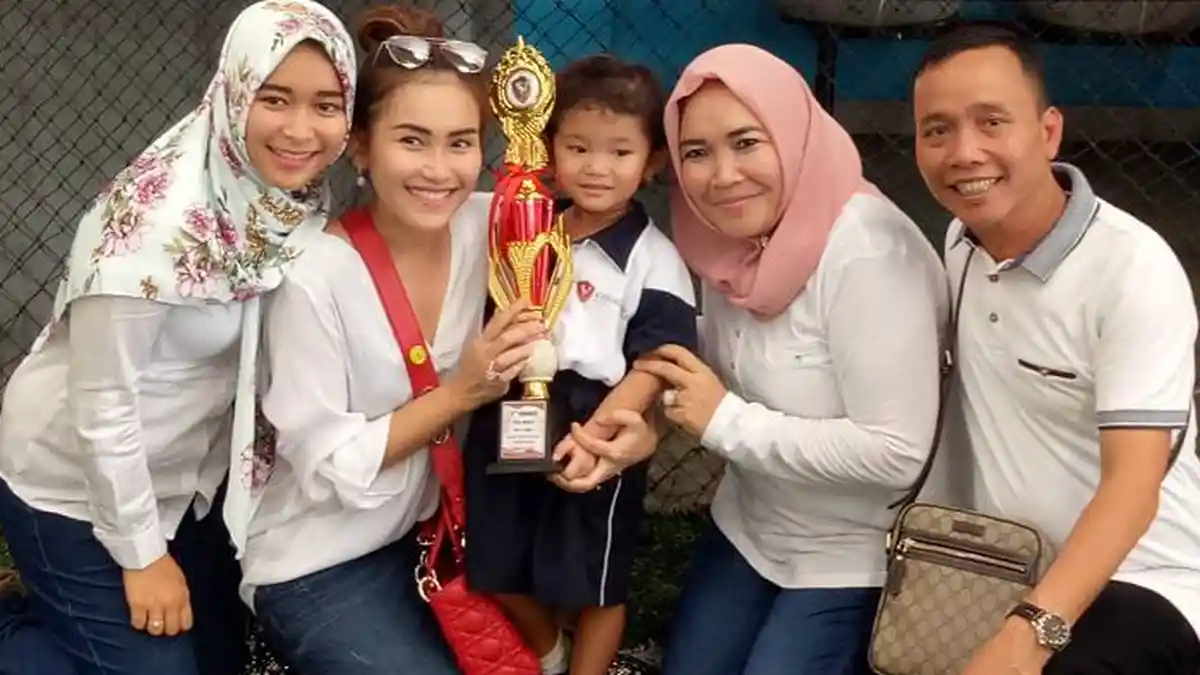Walah! Lakukan Hal Ini Pada Anaknya yang Kenakan Baju Mini, Umi Kalsum Diserang Netizen!