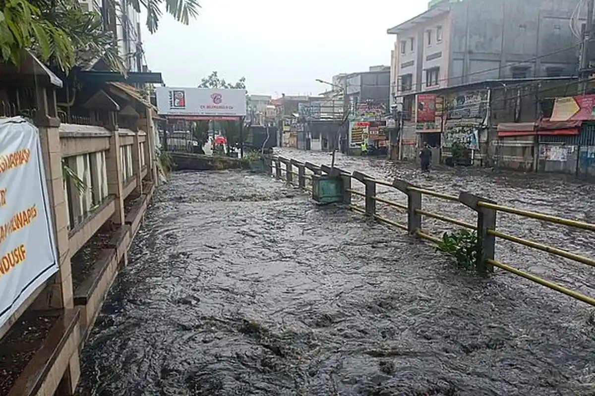 Jalan Pagarsih Kembali Disergap Banjir, Lalu Lintas Sempat Ditutup Karena Tergenang Air
