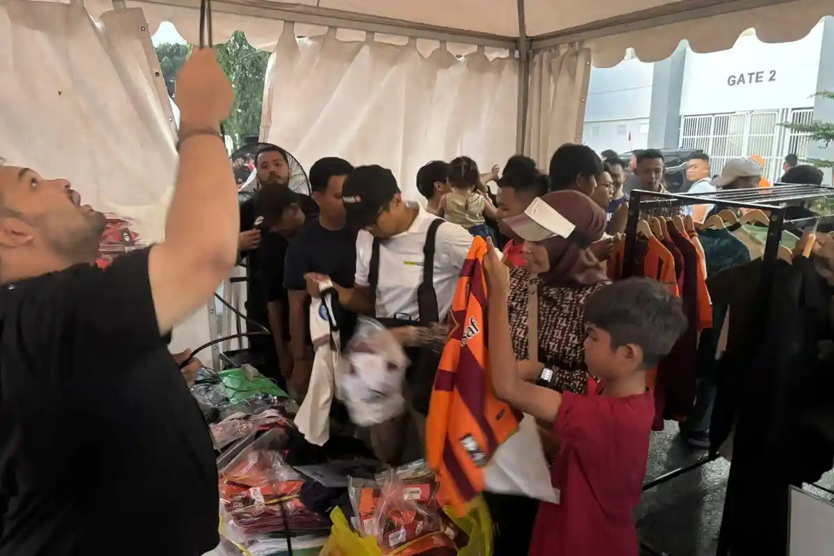 Diskon Spesial Jersey Borneo FC Sambut Super League 2025/2026, Fans Membludak di Stadion Segiri