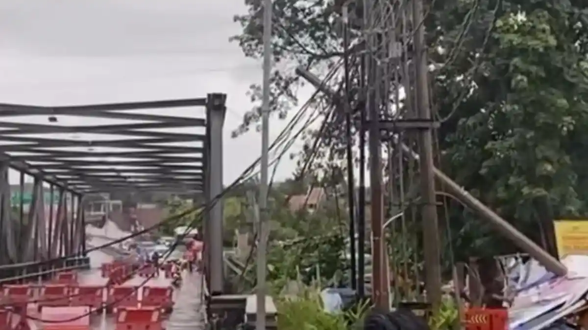 Tiang Listrik Roboh Lumpuhkan Jalan RE Martadinata Kota Bogor, 2 Orang Luka