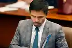 manny-pacquiao-terlihat-sedang-membaca-dokumen-ketika-menjabat-sebagai-senator.jpg