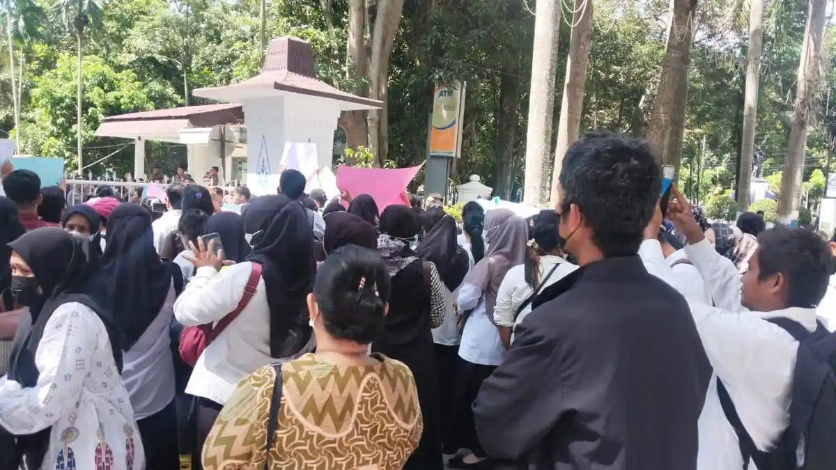 Minta Formasi PPPK Dibuka, Guru Honorer Geruduk Kantor Bupati Deli Serdang