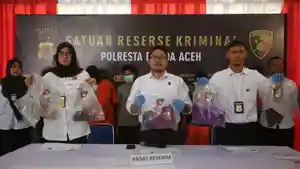 Kasat-Reskrim-Polresta-Banda-Aceh-menunjukkan-barang-bukti-kasus-kekerasan-seksual.jpg