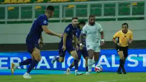 Pemain-Arema-FC-Dalberto-saat-laga-Persita-Tangerang-vs-Arema-FC-Super-League-20252026.jpg