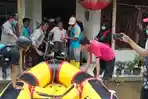 anggota-bpbd-banyumas-mengevakuasi-warga-terdampak-banjir-di-desa-sidamulya-banyumas.jpg