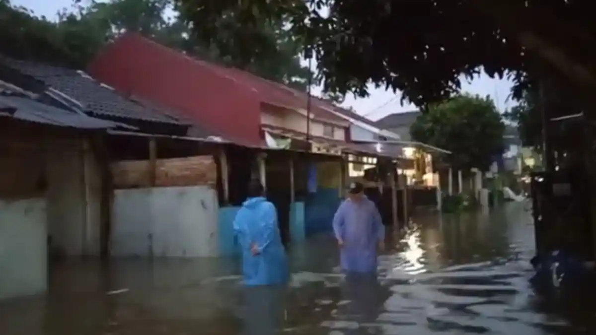 Banjir Depok Gara-Gara Hujan Deras, Ketinggian Air Hingga Lutut Orang Dewasa