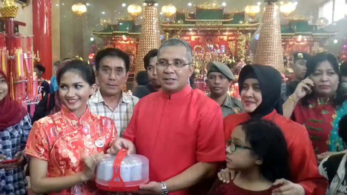 Wali Kota Makassar dan Keluarga Kunjungi Kelenteng Xian Ma