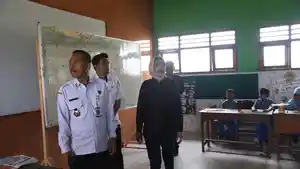 PERBAIKAN-Wakil-Bupati-Sidoarjo-Mimik-Idayana-sata-melihat-kondisi-banguna.jpg