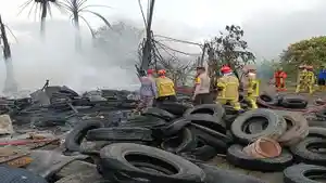 Detik-detik-Ratusan-Ban-di-Pahlawan-Palembang-Diduga-Akibat-Bakar-Sampah.jpg