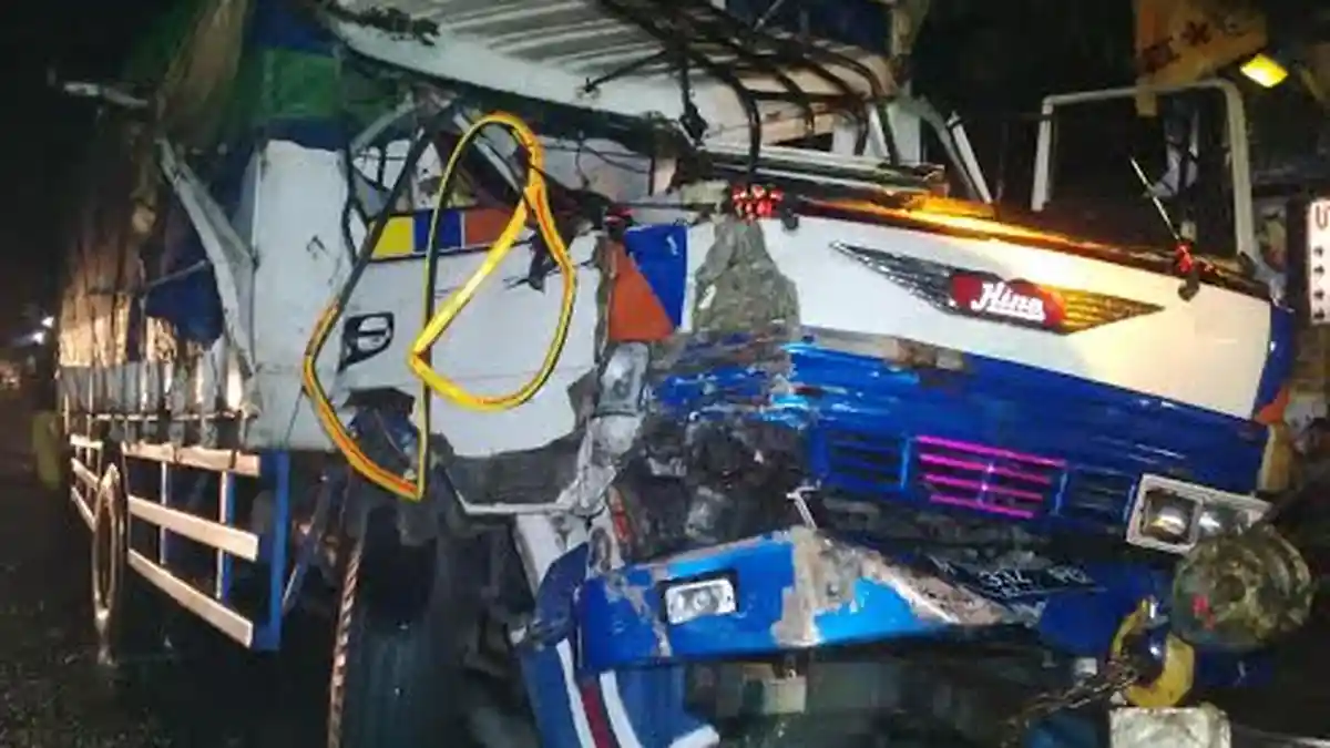 Bus Mira VS Truk di Madiun, 6 Penumpang Terluka