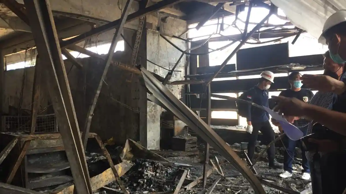 Polisi Ambil Sampel Arang Sisa Kebakaran di Cahaya Swalayan