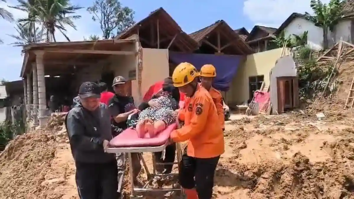 Mobil Honda Jazz Baru Beli Hancur Tertimbun Longsor, Kasri Syok hingga Dilarikan ke Puskesmas