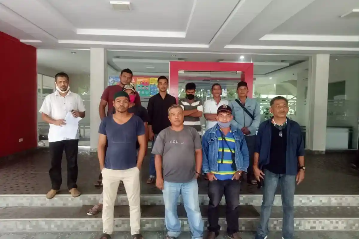 Belasan Sopir L-300 di Terminal Luengbata Ramai-ramai ‘Geruduk’ Kantor Serambi, Ini Tujuannya