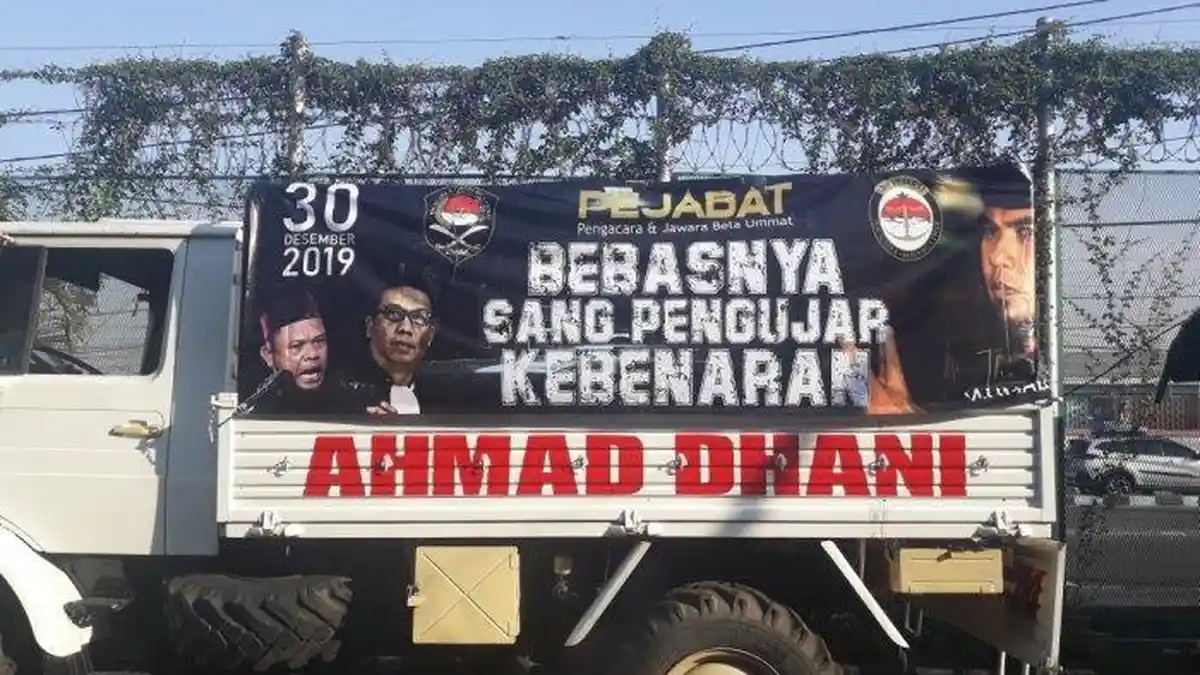 Ahmad Dhani Disambut 'Pejabat', Bentangkan Spanduk Bebasnya Sang Pengujar Kebenaran di LP Cipinang