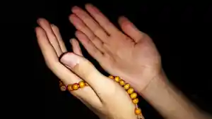 membaca-doa-di-hari-jumat-dan-surat-al-kahfi-cepat-dikabulkan-catat-ini-waktu-yang-tepat.jpg
