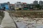 Kumpulan Sampah Sungai Ciliwung Menumpuk