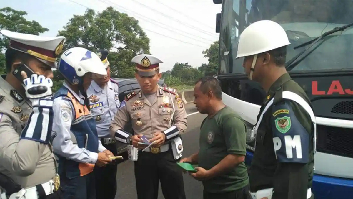 Polisi Kembali Gelar Razia di Jalur Puncak, 1 Bus Pariwisata Disuruh Putar Balik