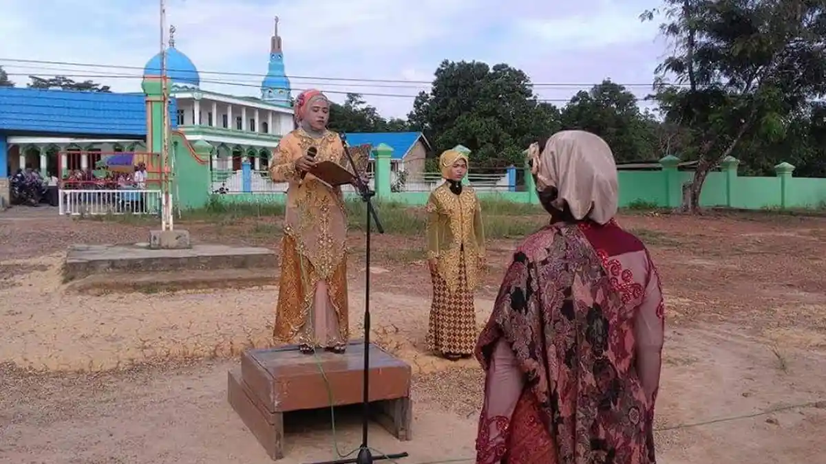 Siswi SDN Bukit Mulia Kintap Pimpin Upacara Peringati Hari Kartini - upacara-memperingati-hari-kartini_20160421_181538.jpg