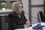 Estiarty-Haryani-menyampaikan.jpg