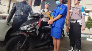 DR-dua-dari-kanan-pelaku-pencurian-sepeda-motor.jpg