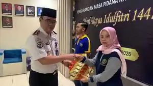 Kalapas-Tasikmalaya-Surya-Dharma-menyerahkan-Surat-Keputusan-SK-Remisi.jpg
