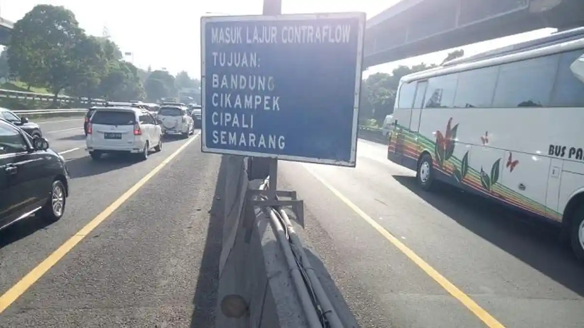 Kepadatan Arus Mudik Lebaran 2025, Contraflow Dua Lajur Diterapkan di Tol Cikampek
