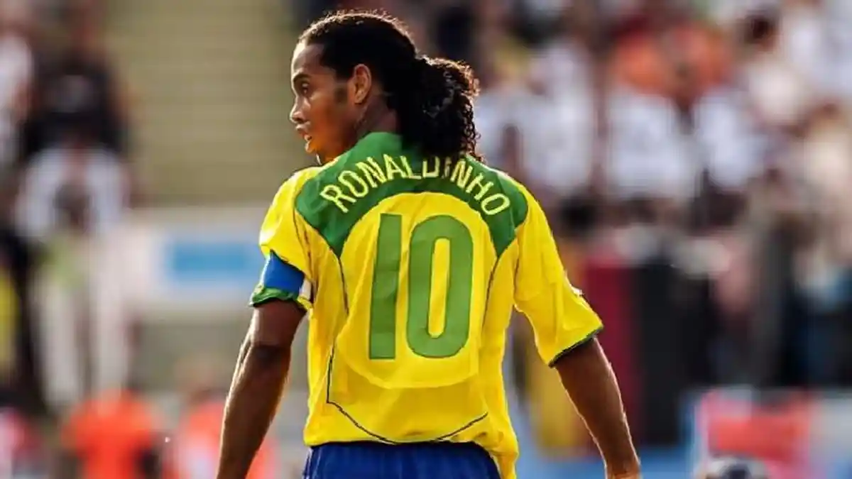 Dari Lapangan Hijau ke Layar Kaca, Ronaldinho Kembali Curi Perhatian dalam Iklan Shopee yang Ikonik