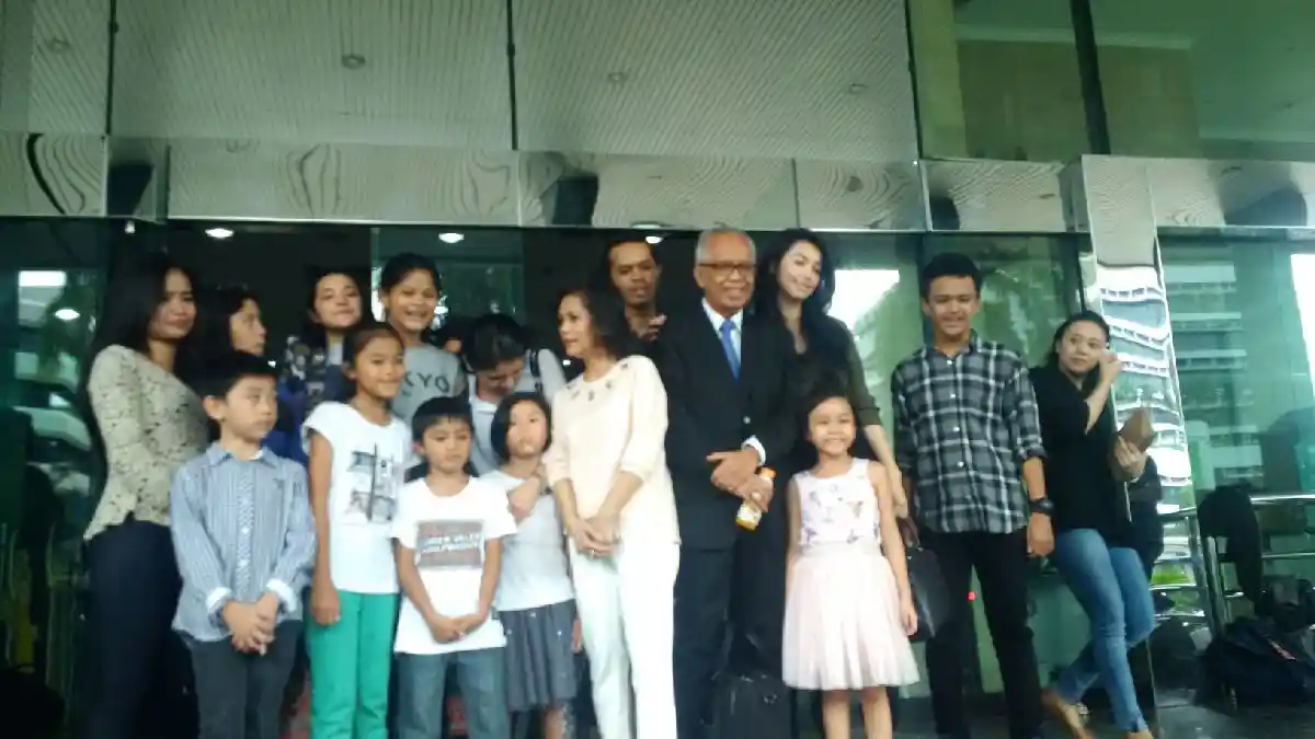 Canda Kaligis Sebelum Tinggalkan Keluarga dari Gedung KPK