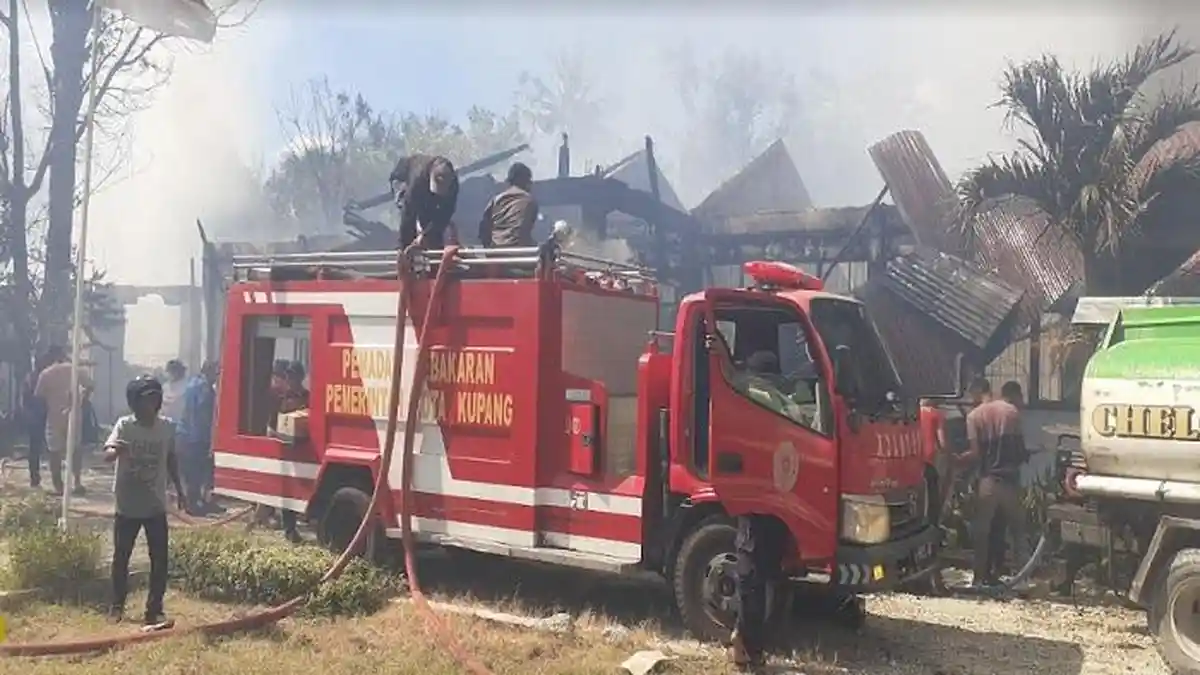 Tiga Unit Mobil Damkar Kota Kupang Bantu Padamkan Kebakaran UPT Dinas Pertanian NTT