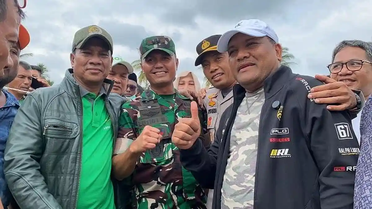 HRD dan H Mukhlis Saling Berangkulan, Penanganan Jembatan Putus Bireuen Dampak Banjir Sudah Dimulai 