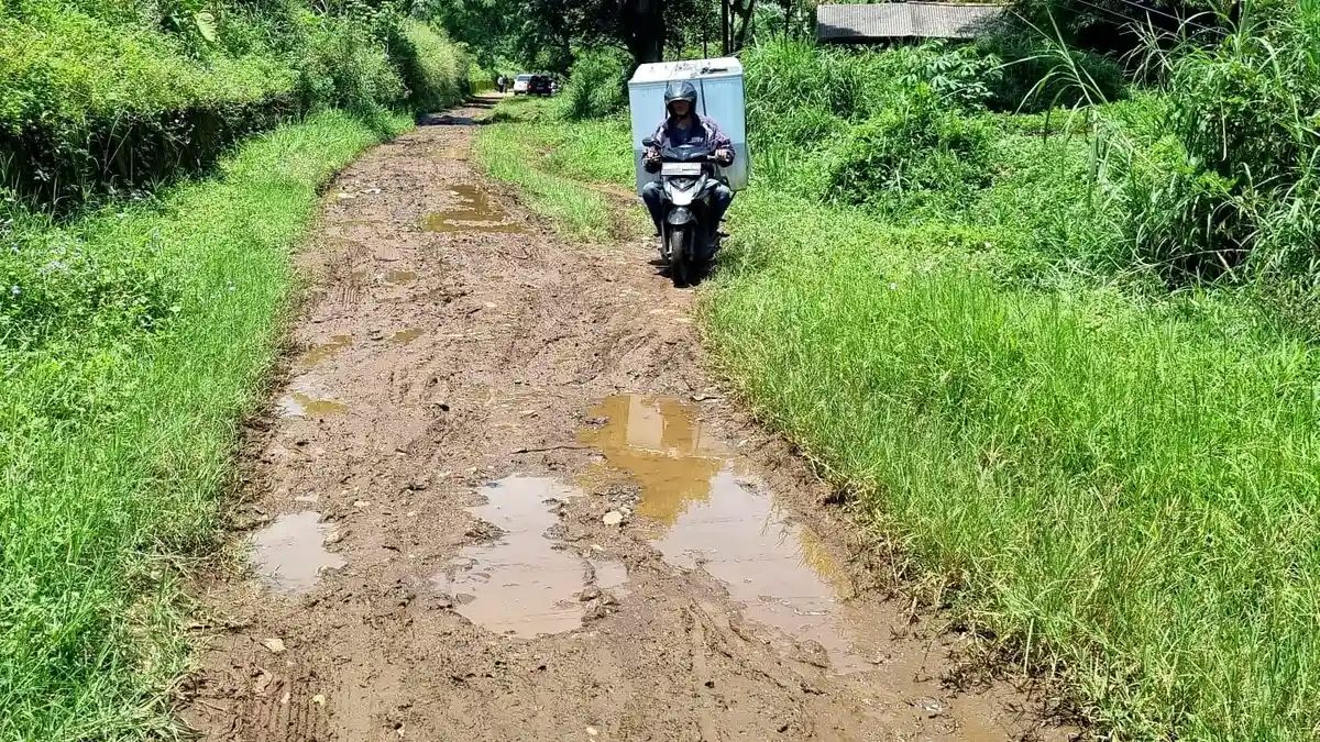 Jalan Rusak di Kampung Parunghalang Kabupaten Bandung