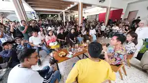 gibran-acara-gimick-gibran-di-dumo-cafe-cirebon.jpg