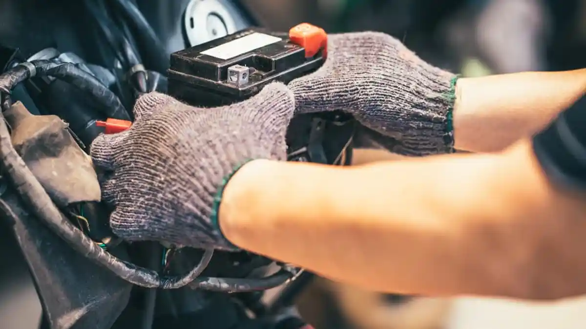 Ini Tips Agar Aki Motor Tetap Awet, Rutin Panaskan Kendaraan Hingga Waspadai Kebocoran