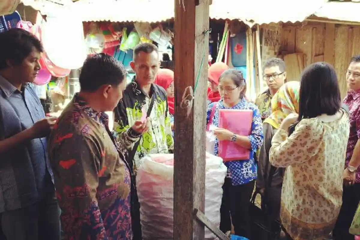 Tim Sidak Temukan Makanan dalam Kemasan Rusak di Minimarket