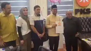 Sekjen-DPP-PKS-memberikan-SK-rekomendasi-pasangan.jpg