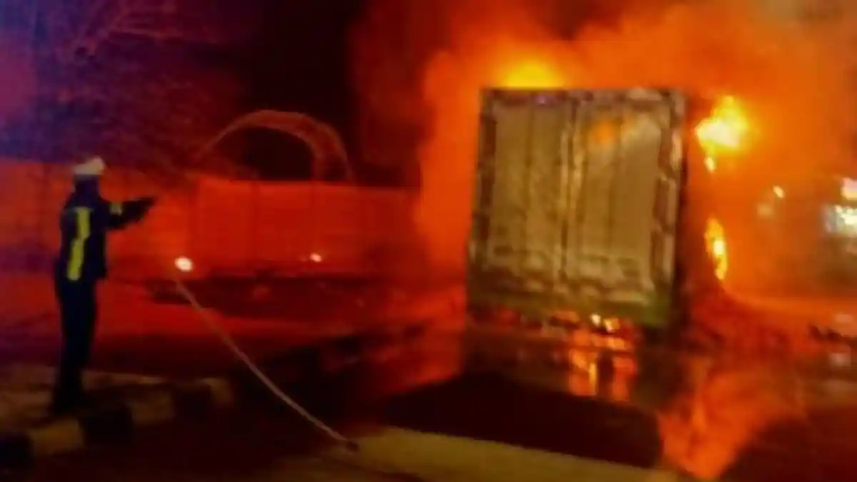 Truk Muatan 20 Ton Wortel Hangus di Tol Jombang-Mojokerto, Diduga Kampas Rem yang Terbakar