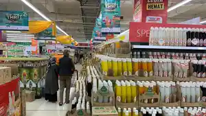 Pengunjung-Lotte-Mart-Mal-Panakkukang-sedang-membeli-sirup12.jpg