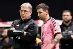 Pelatih-Inter-Miami-Gerardo-Martino-berdiri-bersama-Lionel-Messi.jpg