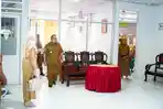Wali-Kota-Gorontalo-Adhan-Dambea-saat-tiba-di-RSUD-Aloei-Saboe.jpg