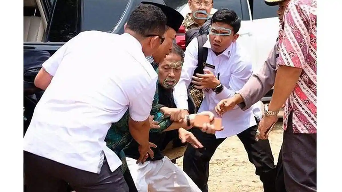 Disebut Prabowo Ditangani 9 Dokter, Luka di Perut Wiranto Disoroti Hermawan Sulistyo