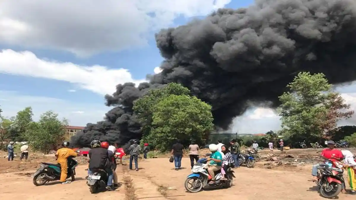 KEBAKARAN DI BATAM, Bekas Gudang di Tanjung Uncang Terbakar, Asap Hitam Membubung Tinggi 