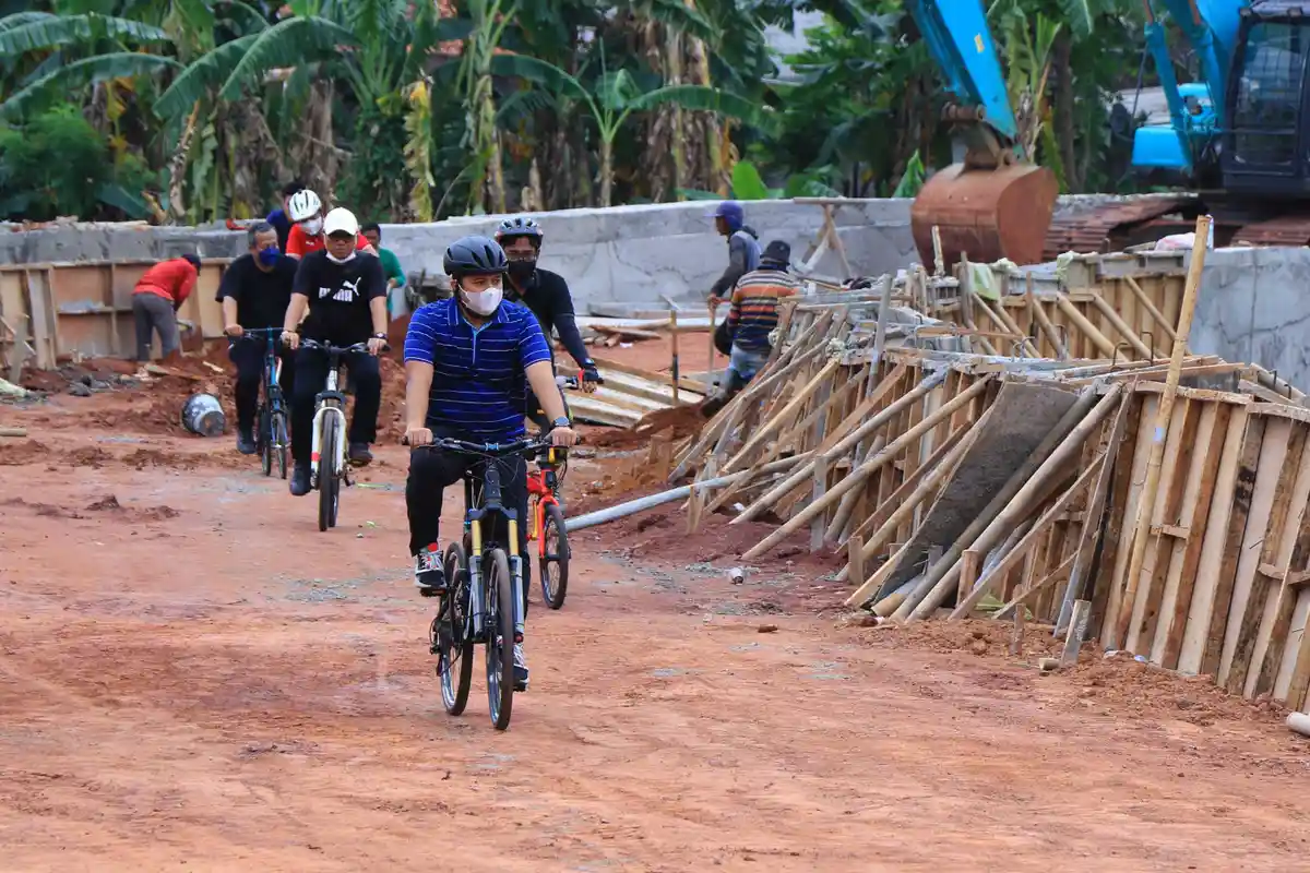 Sambil Bersepeda Arief R Wismansyah Tinjau Sejumlah Pembangunan Fasilitas Publik 