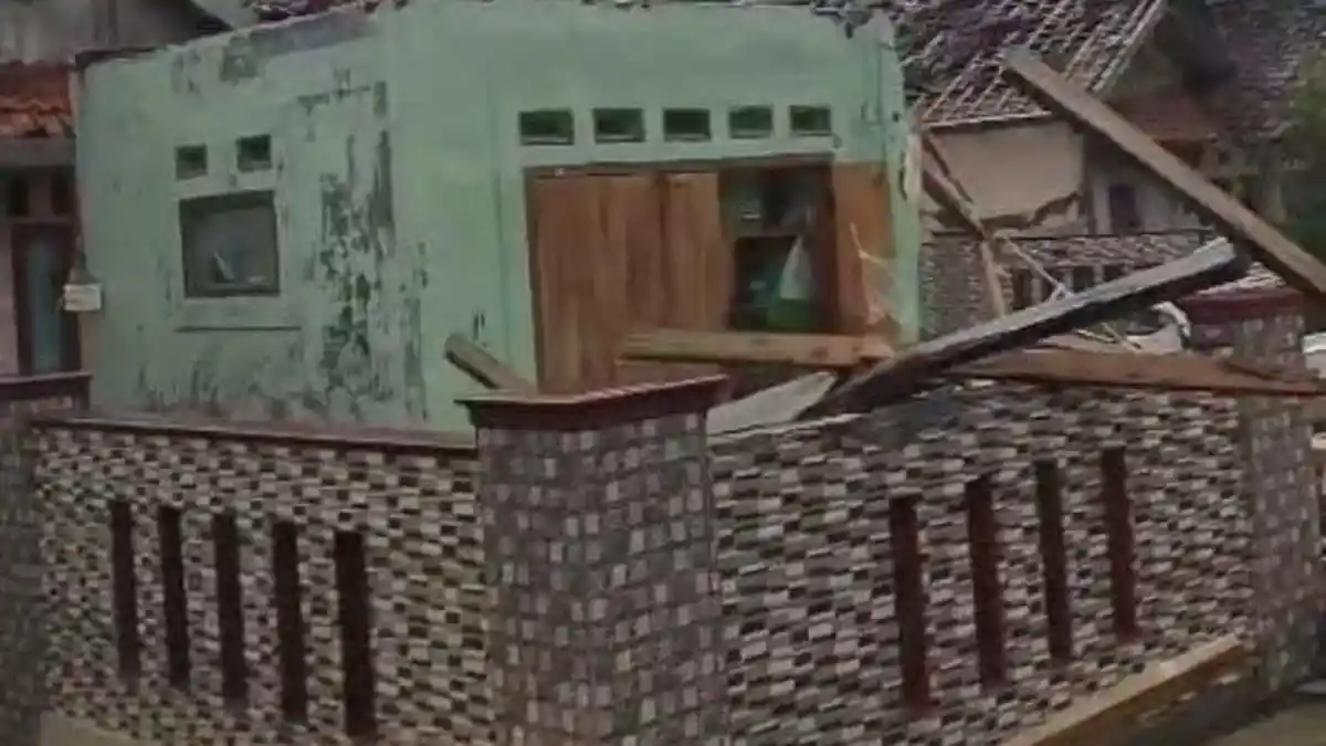 Cuaca Ekstrem Terjang Ciamis, Puluhan Rumah Rusak dan Pohon Tumbang
