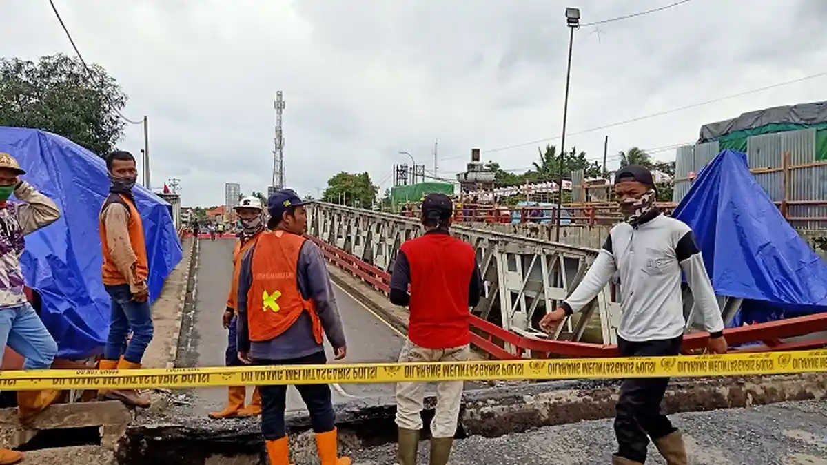 Jembatan Rembun Pekalongan Ambles Tak Bisa Dilewati, Pemkab Minta Exit Tol Bojong Dibuka Sementara