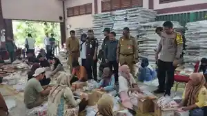 Pengawasan-Ketat-Kapolres-Sarolangun-Pastikan-Keamanan-Penyortiran-Surat-Suara-Pilgub-Jambi.jpg