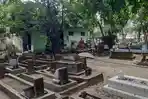 Punya Rumah di Tengah Makam, Warga Tuban Ngaku Pernah Ada Tamu Tengah Malam: Tiba-tiba Hilang