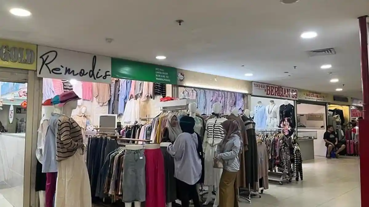 Jelang Imlek 2025, Pusat Perbelanjaan di BTC Mulai Ramai, Pedagang ...