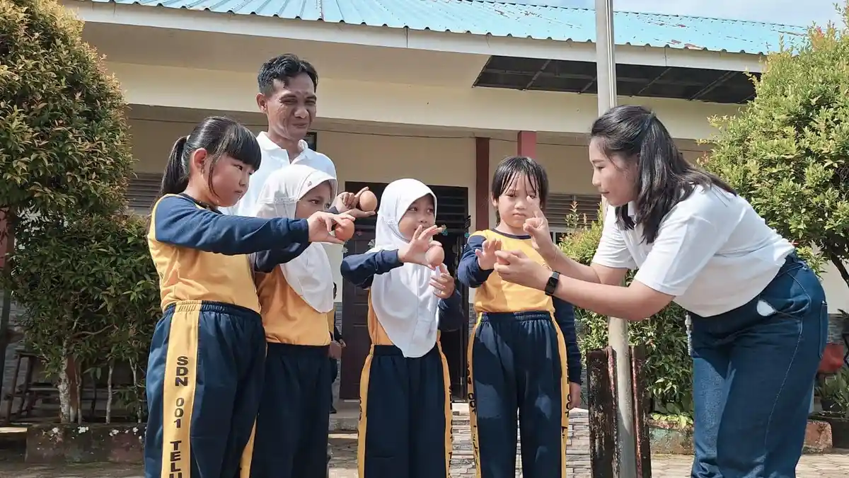 Riang Pelajar SDN 001 Teluk Bintan Usai Terima Telur Ayam Lewat  Program Japfa For Kids