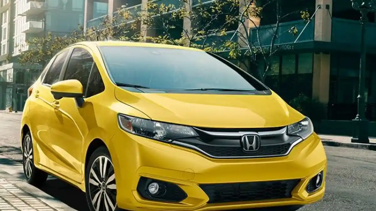 Foto Perpisahan 1 Unit Mobil Honda Jazz Paling Terakhir Diproduksi Diberi Pita Pink: Bye Bye